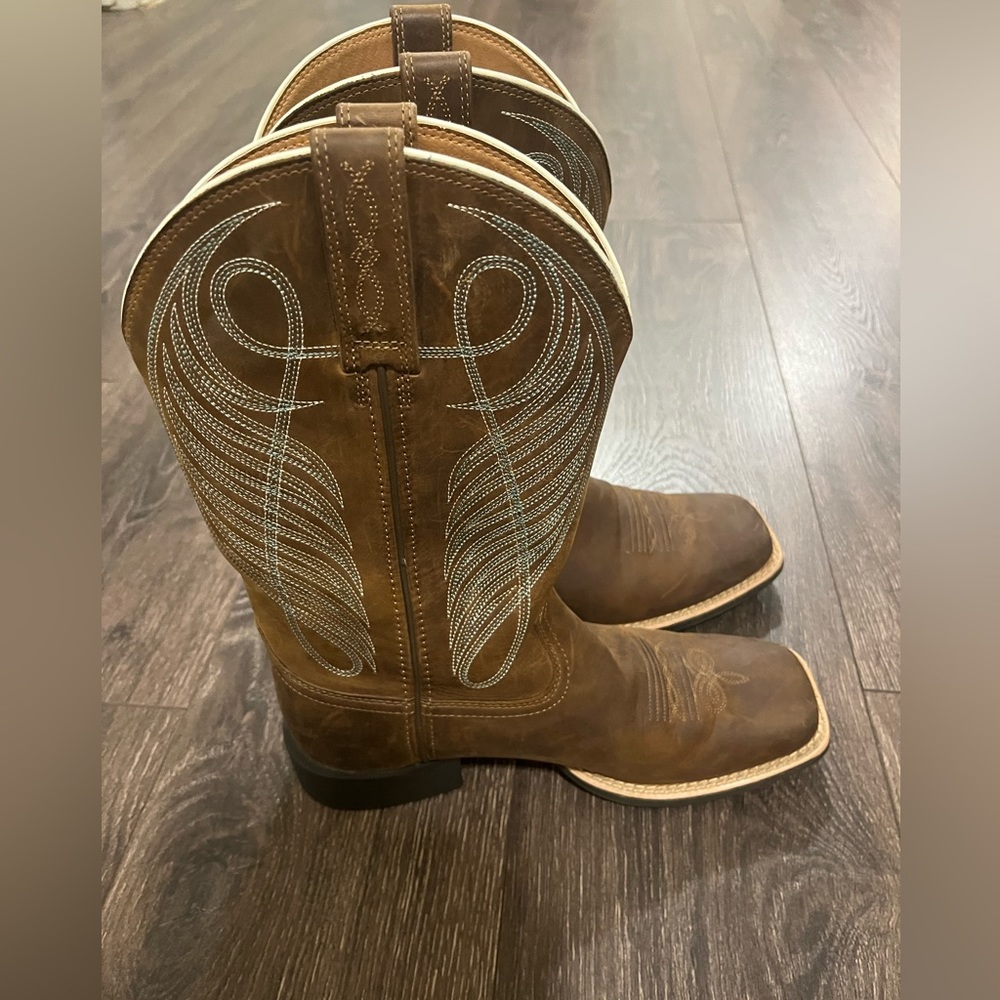 Ariat Women’s Square Toe Cowboy Boots. Size 8B. New Condition